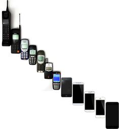 Vorschaubild Wikimedia Commons, Bild: ‚Mobile Phone Evolution 1992 - 2014‘ Link: https://commons.wikimedia.org/wiki/File:Mobile_Phone_Evolution_1992_-_2014.jpg Lizenz: Creative Commons Attribution-Share Alike 4.0 International (CC BY-SA 4.0) https://creativecommons.org/licenses/by-sa/4.0/“